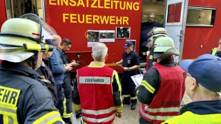 Lageeinweisung am Einsatzleitwagen durch Kreisbereitschaftsführer Joachim Schmidt.