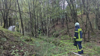 Der Gebäudebrand hatte sich bereits auf die Umgebung ausgebreitet.