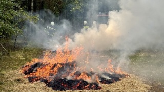 Ein simulierter Flächenbrand muss erst gelöscht werden, ehe die Einsatzkräfte vorrücken können.