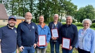 Kreisbrandmeister Dennis Körte (links) und Erste Kreisrätin Regina Tryta mit den Jubilaren Thomas Weidenhöfer, Frank Carstens, Thorsten Zölle und Jens Rebers (v.l.).