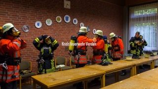 Im Atemschutzgeräteträgerlehrgang lernen die Feuerwehrfrauen und -männer den Umgang mit Atemschutzgeräten, ...