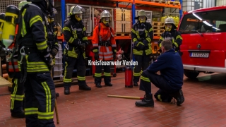 ... ebenso wie grundlegende Einsatztaktiken beim Vorgehen in einen verrauchten Bereich.