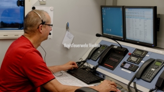 Neben einem Besprechungsraum ist der ELW 2 mit einem Funkraum ausgestattet, in welchem u.a. über vier MRT und zwei 4m-Bandgeräte die gesamte Einsatzstellenkommunikation abgewickelt werden kann.