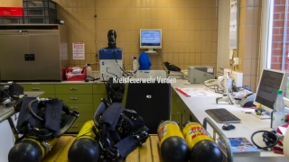 In der Atemschutzwerkstatt werden die Atemschutzgeräte sowie die dazugehörige Flaschen und Masken nach jeder Benutzung gereinigt und gewartet.