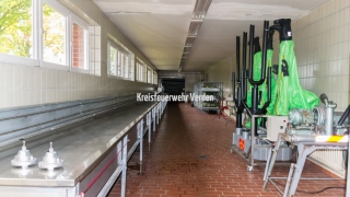 Gebrauchte Schläuche werden in der Schlauchwaschanlage gereinigt und auf Dichtigkeit überprüft.