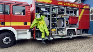 Der GW-G hat umfangreiche Beladung für die Bekämpfung von ABC-Einsatzlagen, von Pumpe über Chemikalienschutzanzug (CSA) bis hin zu Auffang- und Abdichtmaterial.
