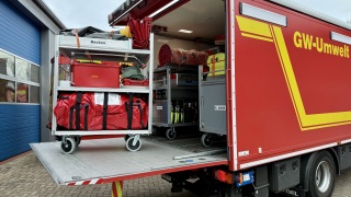 Ergänzt wird die Ausstattung des GW-G durch den GW-U: Auf Rollcontainert ist umfangreiche Zusatzausstattung verlastet.