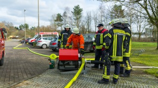 Beim Maschinistenlehrgang lernen die Teilnehmer unter anderem die richtige Bedienung von Feuerlöschkreiselpumpen, ...