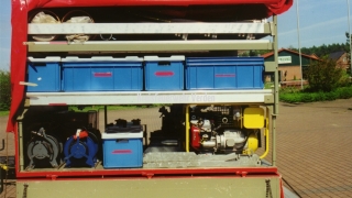 Auf dem dazugehörigen Anhänger befinden sich Umfüllpumpen, Auffangbehälter und ein Ölabscheider.