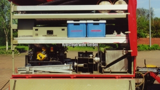 Auf dem dazugehörigen Anhänger befinden sich Umfüllpumpen, Auffangbehälter und ein Ölabscheider.