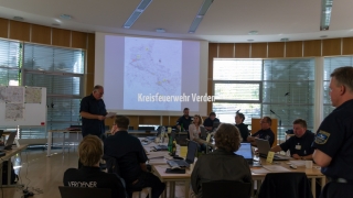 Lagebesprechung während einer TEL-Übung.
