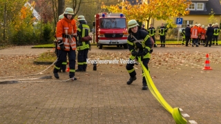 In der Truppmann-Ausbildung werden die grundlegenden Feuerwehrarbeiten wie beispielsweise das Ausrollen eines Schlauches, ...